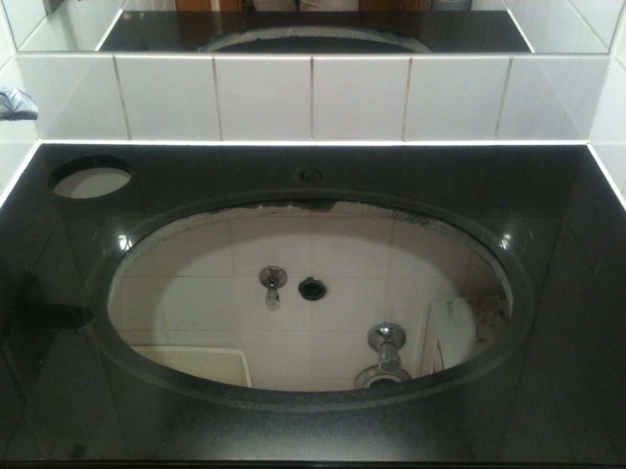 Granit Waschtisch nach professioneller Sanierung