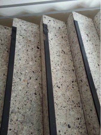 Beschädigte Stufenkante wird entfernt