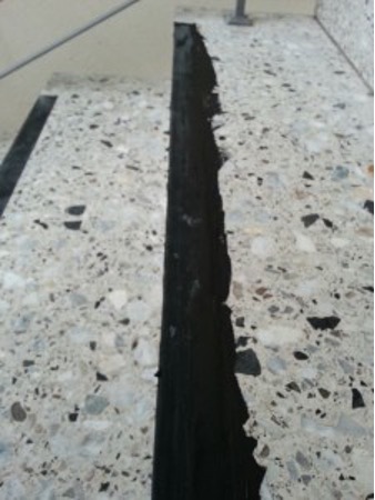 Tiefe Risse in Stufenkante