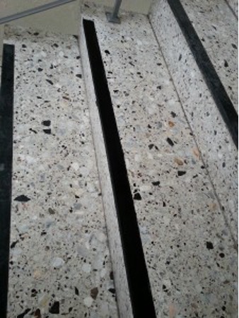 Abgeplatzte Stufenkante