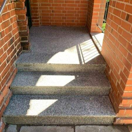 Steintreppe nach Ölflecken-Entfernung