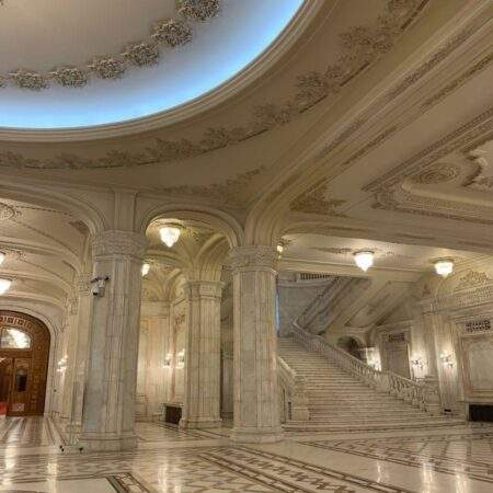 Elegante Lobby mit Marmorsäulen und Treppe - Natursteinsanierung Berlin