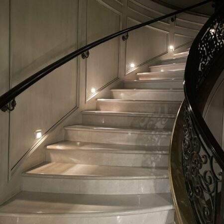 Elegante Marmor-Treppe mit Beleuchtung nach Sanierung