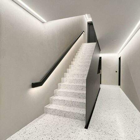 Moderne Terrazzo-Treppe mit minimalistischem Design