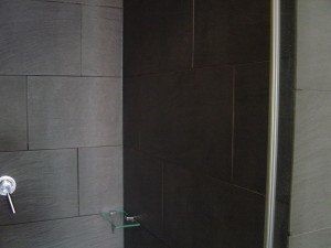 Schiefer Bad nach professioneller Reinigung - Nachher