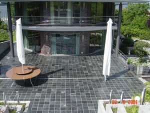 Schiefer Terrasse gereinigt und imprägniert - Nachher