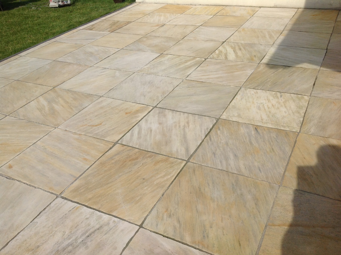 Terrasse nach professioneller Algen- und Moosentfernung