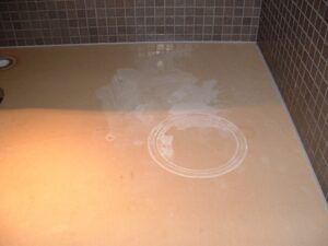 Kalkstein-Waschtisch mit Ablagerungen