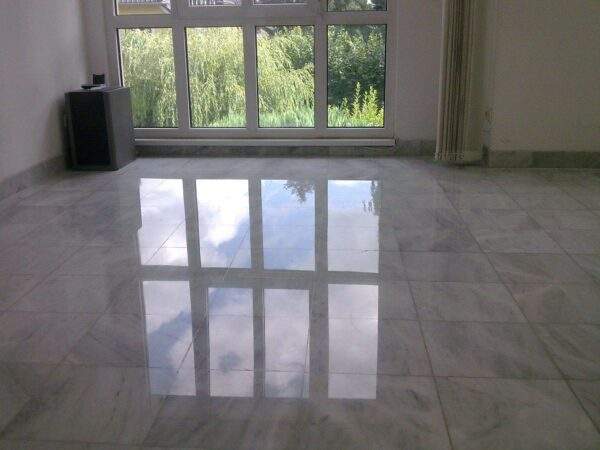 Carrara Marmor nach dem Polieren - glänzender Boden