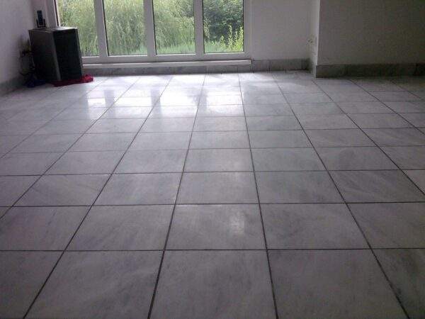 Carrara Marmorboden vor der Politur