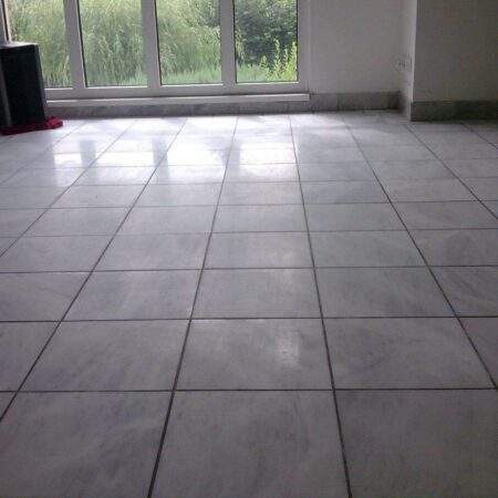 Vorher: Matter Carrara-Marmorboden