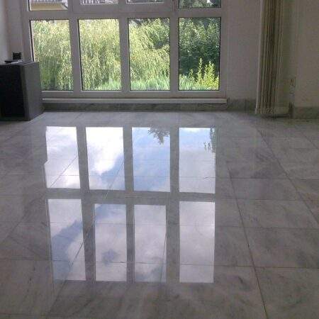 Nachher: Hochglanzpolierter Carrara-Marmor