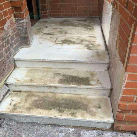 Naturstein-Treppe vorher: Verschmutzte Oberfläche mit Ölflecken