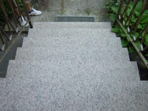 Treppe mit rutschiger Oberfläche