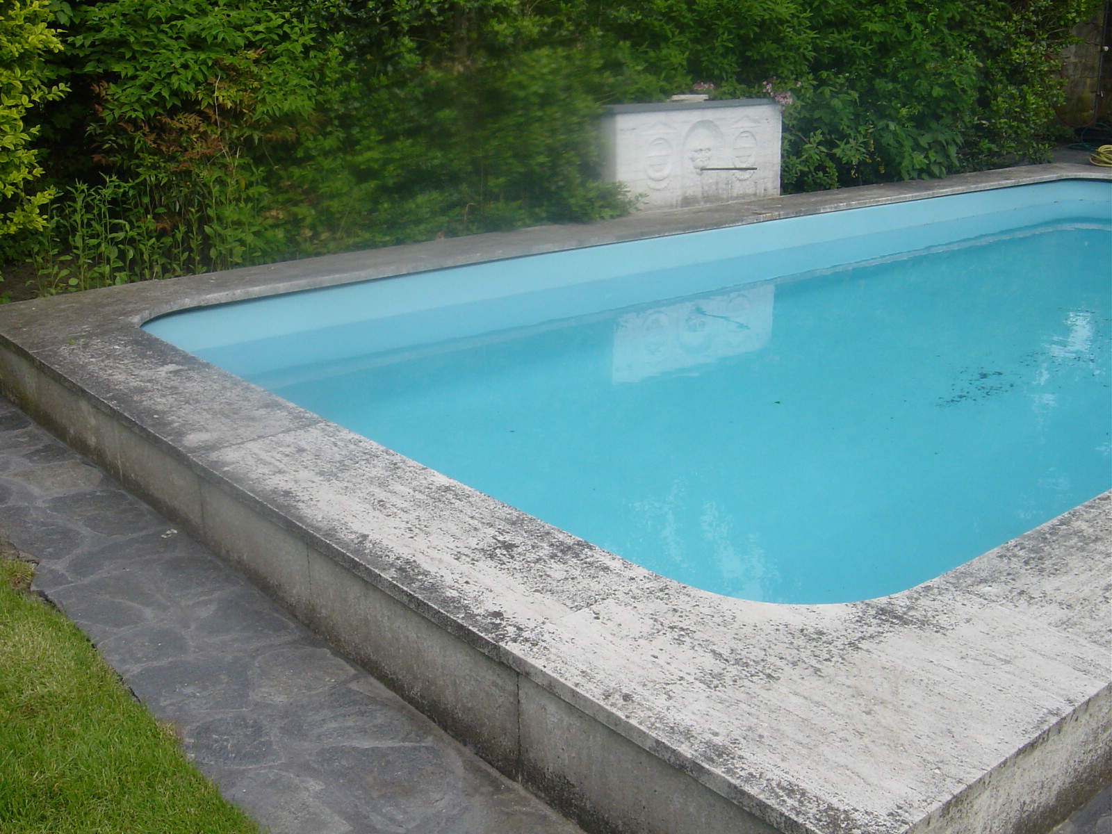 Pool-Umrandung aus Sandstein vorher