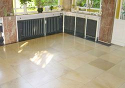 Steinboden vor der Sanierung