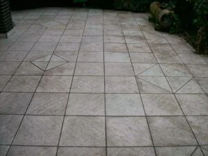 Terrasse vorher - graue Platten mit Verfärbungen