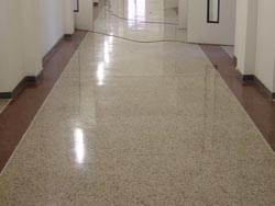 Nachher: Polierter Terrazzo-Flur