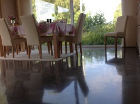 Polierter Estrichboden in modernem Wohnzimmer mit Esstisch