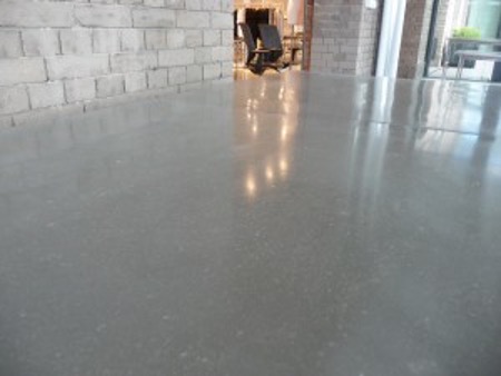 Hochglanz polierter Estrich in Wohnbereich mit Lounge