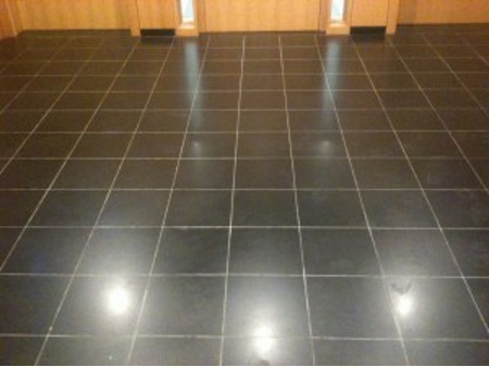 Feinsteinzeugboden nach der Reinigung - glänzend und sauber