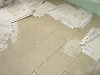 Verschmutzte Feinsteinzeugfliesen vor der Reinigung