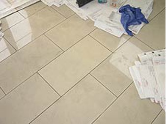 Feinsteinzeugfliesen mit Verlegungsrückständen
