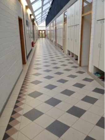 Polierte Feinsteinzeugfliesen im Flur nach professioneller Reinigung