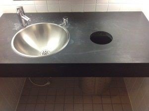 Schiefer-Waschtisch Reinigung vorher